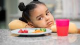 DER SPATZ pickt nur am Essen und knabbert ewig an der Miniportion.  Kleine Kinder brauchen kleine Portionen. Stimmt das Gewicht, müssen Sie sich keine Sorgen machen. Beginnen Sie keinen Affentanz ums Essen: So könnten Marotten entstehen. Fangen Sie mit kleinen Portionen an: Essensberge entmutigen den Spatzen.