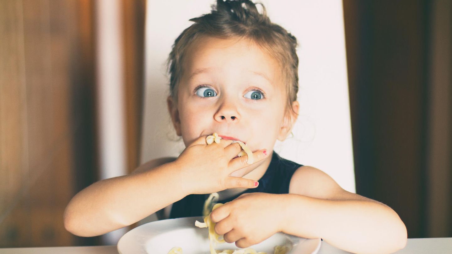 DER PURIST mag alles mono: Salat ohne Dressing, nackte Nudeln, Pfannkuchen ohne Apfelmus, Eintopf gar nicht.  Salat extra, Möhre zum Knabbern und Käsewürfel zum Brot sind okay. Lassen Sie Ihr Kind die Sauce selber unter die Pasta mischen. Ändern Sie nicht den Speiseplan. Bieten Sie öfter Kombigerichte. Das Problem legt sich im Kindergartenalter.