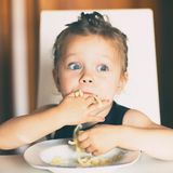 DER PURIST mag alles mono: Salat ohne Dressing, nackte Nudeln, Pfannkuchen ohne Apfelmus, Eintopf gar nicht.  Salat extra, Möhre zum Knabbern und Käsewürfel zum Brot sind okay. Lassen Sie Ihr Kind die Sauce selber unter die Pasta mischen. Ändern Sie nicht den Speiseplan. Bieten Sie öfter Kombigerichte. Das Problem legt sich im Kindergartenalter.