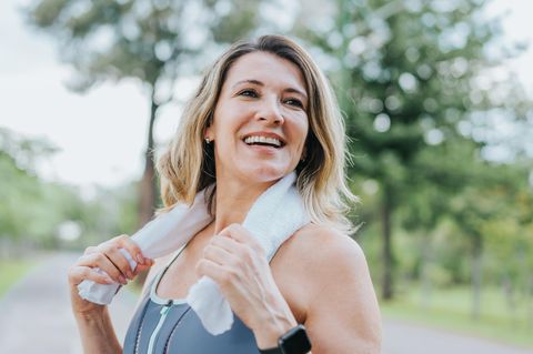 Gesund altern: Eine Frau macht Sport
