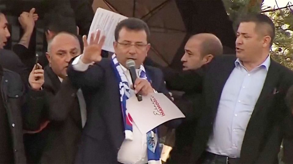 Bürgermeister von Istanbul: Erdogan-Gegner Imamoglu im Wahlkampf mit Steinen attackiert – Polizei greift (spät) ein