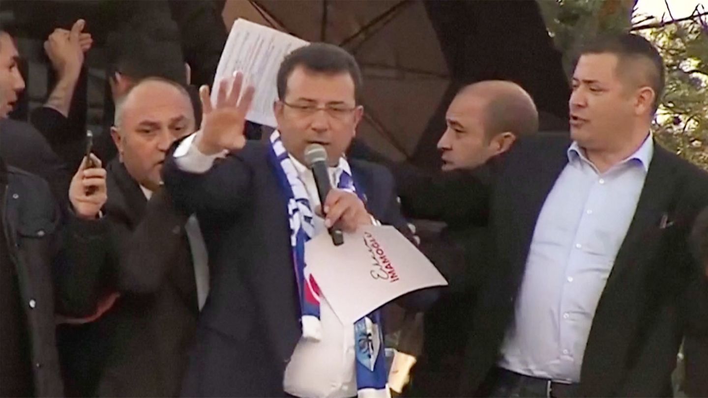 Turkey: Erdogan opponent Imamoglu attacked with stones in the election campaign (video)