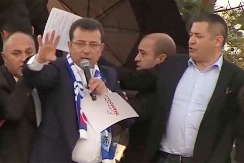 Bürgermeister von Istanbul: Erdogan-Gegner Imamoglu im Wahlkampf mit Steinen attackiert – Polizei greift (spät) ein