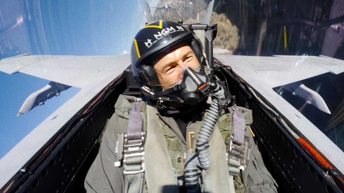 Tom Cruise gives acceptance speech in fighter jet – and has a message for King Charles