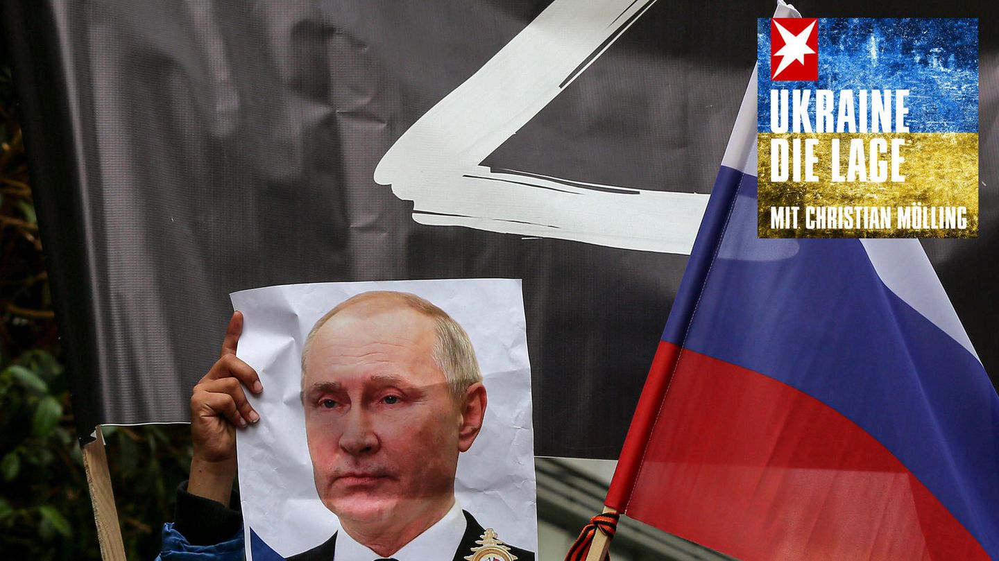 Eine Demonstration hält das Konterfei des russischen Präsidenten hoch