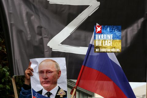 Eine Demonstration hält das Konterfei des russischen Präsidenten hoch