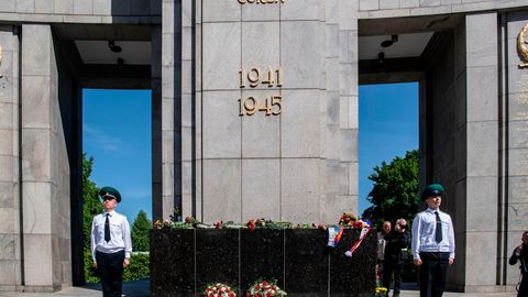 Das Sowjetische Ehrenmal an der Straße des 17. Juni in Berlin beim Weltkriegsgedenken im vergangenen Jahr