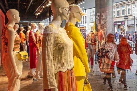 Passantinnen gehen an den Schaufensterpuppen eines Modegeschäfts vorbei. Die Modekette Zapata ist insolvent.