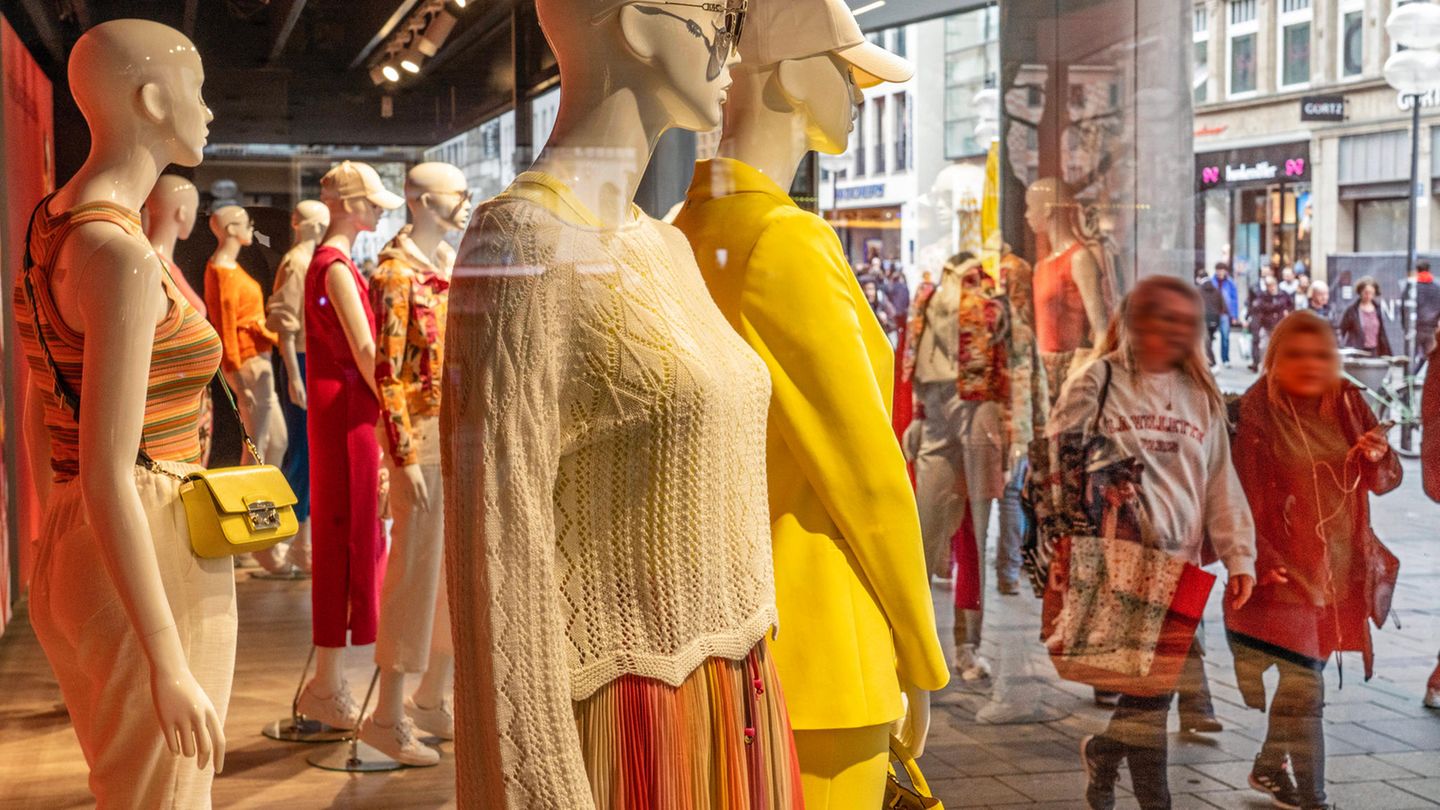 Passantinnen gehen an den Schaufensterpuppen eines Modegeschäfts vorbei. Die Modekette Zapata ist insolvent.