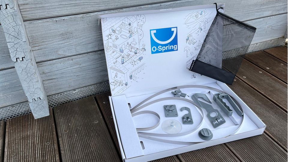 O-Spring im stern-Check: Der Karton mit dem Inhalt von O-Spring liegt auf einer Terrasse