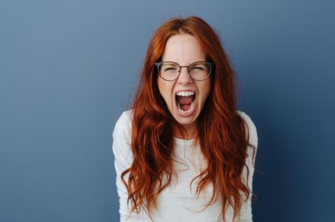 Eine junge Frau ist wütend und schreit