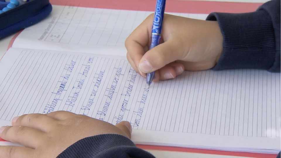 Schreibschrift-Pflicht in Hessen: Grundschüler verzweifeln an der Schönschrift
