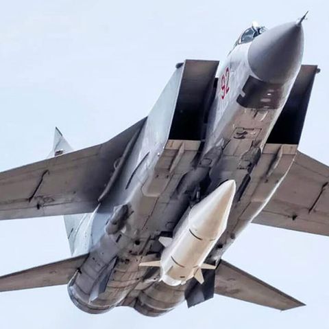 Die  Mig-31K wird mit nur einer Kh-47M2 Kinschal bestückt.
