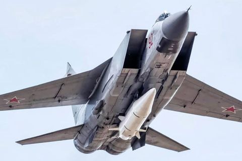 Die  Mig-31K wird mit nur einer Kh-47M2 Kinschal bestückt.