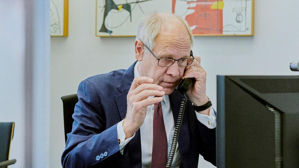Hendrik Leber sitzt vor seinem Computer und telefoniert