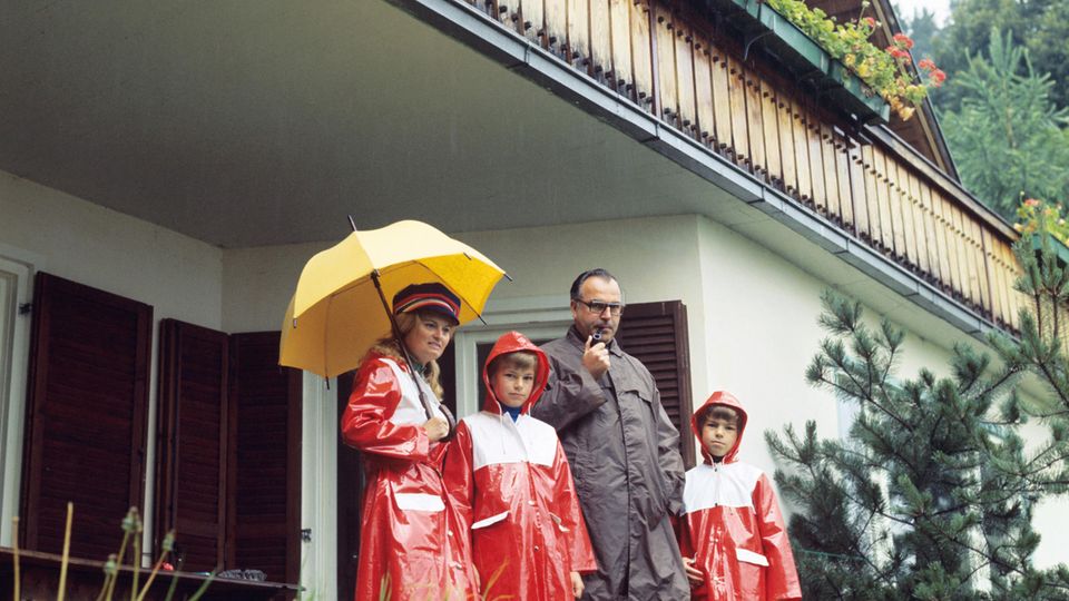Trübe Aussichten: Helmut Kohl – noch als Ministerpräsident von Rheinland Pfalz – 1974 mit Hannelore Kohl und den Söhnen Walter (l.) und Peter in St. Gilgen