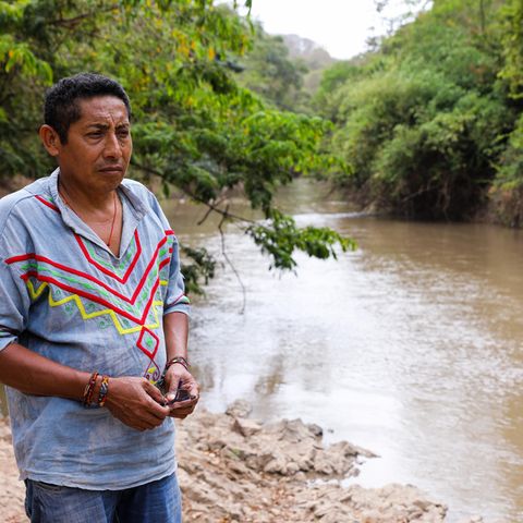 Kohleabbau in Kolumbien: Der Wayuu-Indigene Luis Misael Socarras steht an einem Fluss