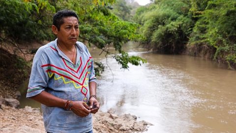Kohleabbau in Kolumbien: Der Wayuu-Indigene Luis Misael Socarras steht an einem Fluss