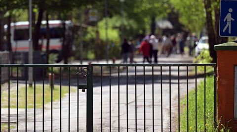 Mensch gehen auf dem Gelände des Ferienlagers in Heidesee umher, wo es zu dem rassistischen Vorfall kam