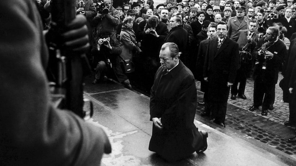 Willy Brandt kniet am Mahnmal für die Opfer des Warschauer Ghetto-Aufstands in der polnischen Hauptstadt Willy Brandt kniet am Mahnmal für die Opfer des Warschauer Ghetto-Aufstands in der polnischen Hauptstadt