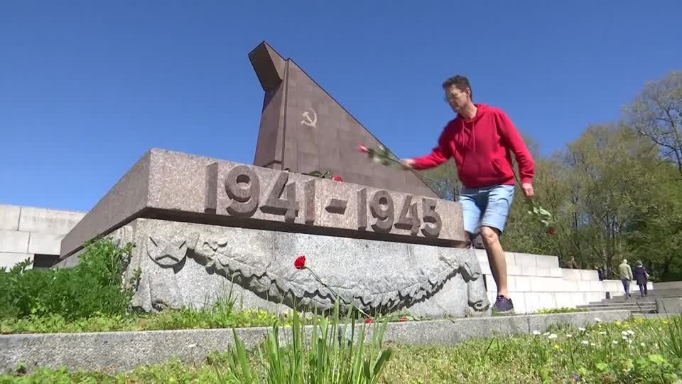 Sieg über Hitler-Deutschland: Ukraine-Krieg überschattet Weltkriegsgedenken – russische Fahnen in Berlin verboten