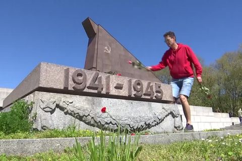 Sieg über Hitler-Deutschland: Ukraine-Krieg überschattet Weltkriegsgedenken – russische Fahnen in Berlin verboten