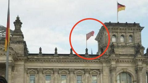 Nein, am Reichstag wehte am Montagmorgen keine sowjetische Siegesfahne