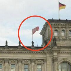 Nein, am Reichstag wehte am Montagmorgen keine sowjetische Siegesfahne