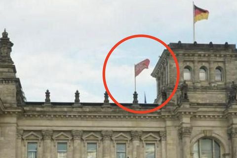 Nein, am Reichstag wehte am Montagmorgen keine sowjetische Siegesfahne