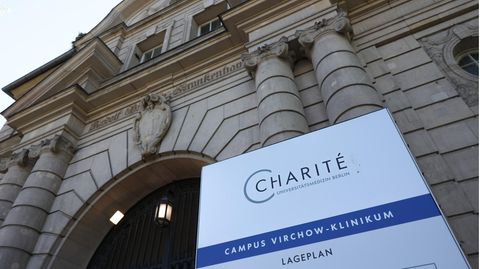 Blick auf den Eingang zum Charité Campus Virchow-Klinikum in Berlin