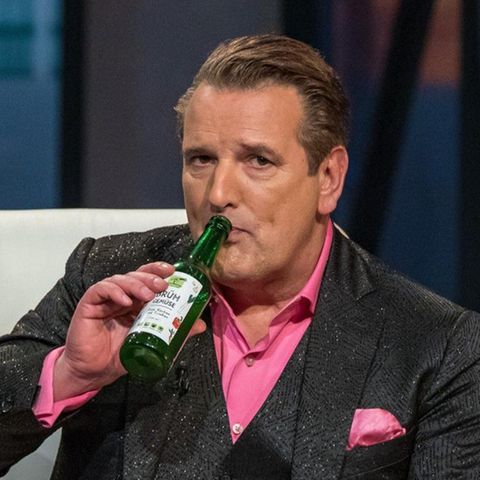 Ralf Dümmel probiert den Gemüsedrink von Foodwater in der "Höhle der Löwen"
