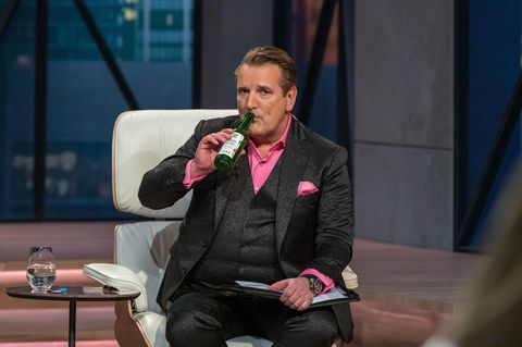 Ralf Dümmel probiert den Gemüsedrink von Foodwater in der "Höhle der Löwen"