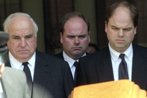 Am Sarg: Helmut Kohl und die Söhne Walter und Peter (v.l.) nach der Trauerfeier für Hannelore Kohl 2001 in Speyer