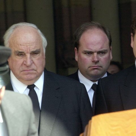 Am Sarg: Helmut Kohl und die Söhne Walter und Peter (v.l.) nach der Trauerfeier für Hannelore Kohl 2001 in Speyer