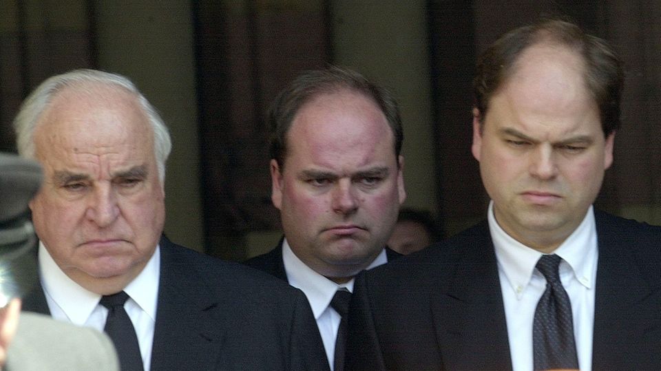 Am Sarg: Helmut Kohl und die Söhne Walter und Peter (v.l.) nach der Trauerfeier für Hannelore Kohl 2001 in Speyer
