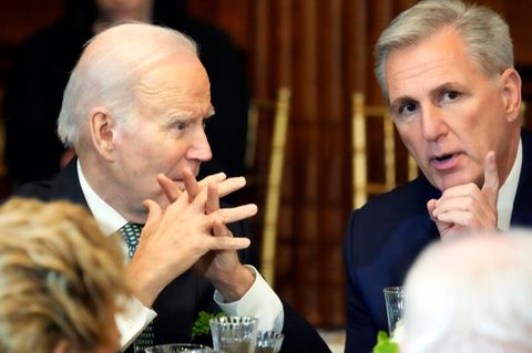 US-Präsident Joe Biden (l.) und Kevin McCarthy, Sprecher des Repräsentantenhauses