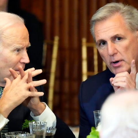 US-Präsident Joe Biden (l.) und Kevin McCarthy, Sprecher des Repräsentantenhauses