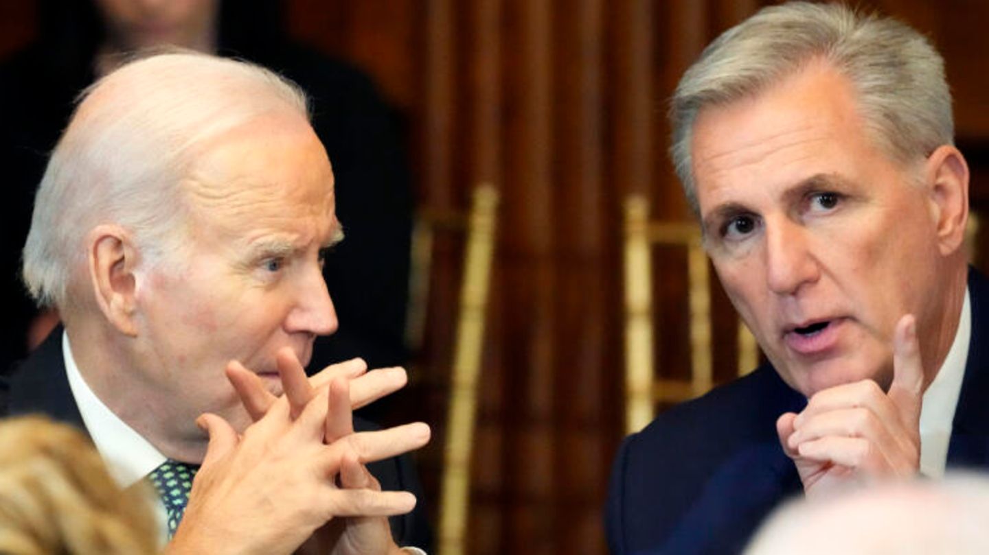 US-Präsident Joe Biden (l.) und Kevin McCarthy, Sprecher des Repräsentantenhauses US-Präsident Joe Biden (l.) und Kevin McCarthy, Sprecher des Repräsentantenhauses