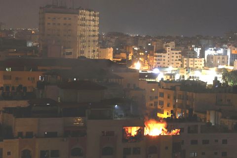 Nach einer Explosion in Gaza-Stadt brennt ein Haus. Israel hat in der Nacht Luftangriffe gegen den Islamischen Dschihad geflogen