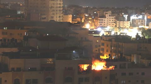 Nach einer Explosion in Gaza-Stadt brennt ein Haus. Israel hat in der Nacht Luftangriffe gegen den Islamischen Dschihad geflogen