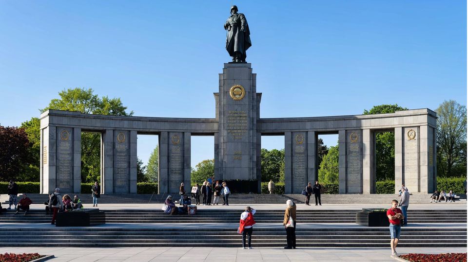 Das sowjetische Ehrenmal im Berliner Tiergarten. Das Zeigen von russischen und ukrainischen Flaggen war für den 8. und 9. Mai verboten worden – zwischenzeitlich aber von einem Gericht aufgehoben worden. Erst am Montagnachmittag wurde ein neues Urteil gefällt: die ukrainische Flagge darf gezeigt werden, russische und sowjetische hingegen nicht.