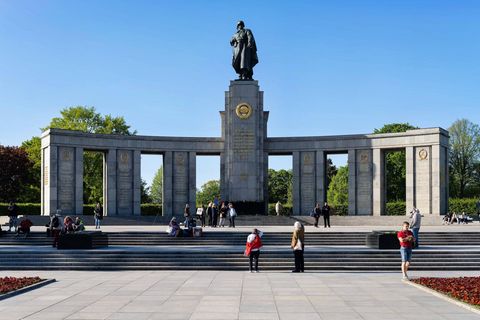 Das sowjetische Ehrenmal im Berliner Tiergarten. Das Zeigen von russischen und ukrainischen Flaggen war für den 8. und 9. Mai verboten worden – zwischenzeitlich aber von einem Gericht aufgehoben worden. Erst am Montagnachmittag wurde ein neues Urteil gefällt: die ukrainische Flagge darf gezeigt werden, russische und sowjetische hingegen nicht.