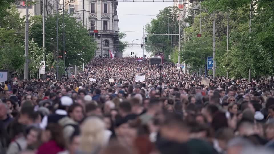 Video: Serbien: Proteste gegen Waffengewalt und Regierung Video: Serbien: Proteste gegen Waffengewalt und Regierung