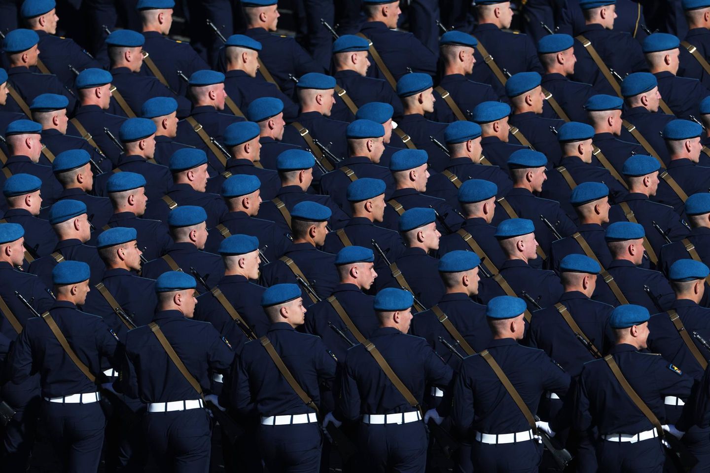 9. Mai : Seit Anfang Mai wurde spekuliert: Wird die Parade anlässlich des Sieges über Nazi-Deutschland in Moskau abgesagt? Wird Wladimir Putin seinen traditionellen Auftritt absagen? Nun hat die Welt eine Antwort: Die Parade findet statt. In Moskau sammelten sich am frühen Morgen die ersten Einheiten. Seit Anfang Mai wurde spekuliert: Wird die Parade anlässlich des Sieges über Nazi-Deutschland in Moskau abgesagt? Wird Wladimir Putin seinen traditionellen Auftritt absagen? Nun hat die Welt eine Antwort: Die Parade findet statt. In Moskau sammelten sich am frühen Morgen die ersten Einheiten.