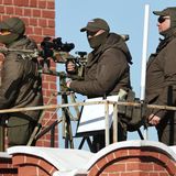 Scharfschützen sichern den Roten Platz. Zuletzt hatten sich Drohnenangriffe und Sabotageakte in Russland gehäuft. Die Führung in Moskau macht Kiew verantwortlich. Mehrere Städte sagten die traditionellen Feierlichkeiten zum Weltkriegsende daher ab.