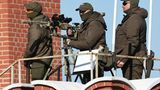 Scharfschützen sichern den Roten Platz. Zuletzt hatten sich Drohnenangriffe und Sabotageakte in Russland gehäuft. Die Führung in Moskau macht Kiew verantwortlich. Mehrere Städte sagten die traditionellen Feierlichkeiten zum Weltkriegsende daher ab.