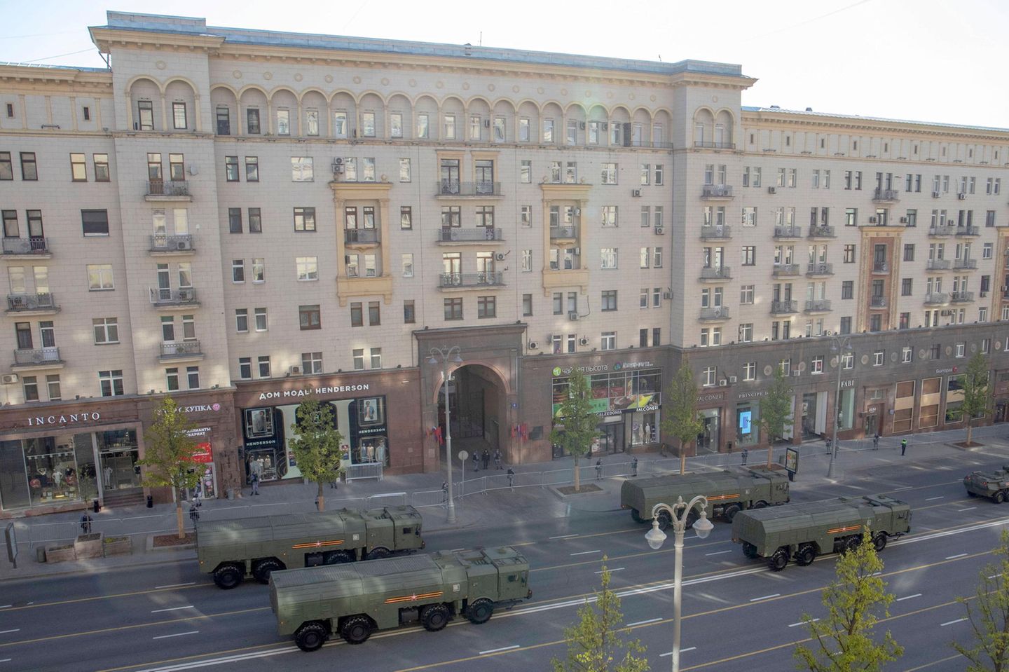 9. Mai : Kurzstrecken-Raketensysteme vom Typ Iskander-M sind der ganze Stolz des Kremls bei der diesjährigen Parade. Nichts käme dieser Waffe gleich, tönt es am Morgen auf allen Kanälen des Staatsfernsehens. Auf dem Bild sammeln sich die Raketensysteme auf dem Moskauer Pracht-Boulevard Twerskaja. Kurzstrecken-Raketensysteme vom Typ Iskander-M sind der ganze Stolz des Kremls bei der diesjährigen Parade. Nichts käme dieser Waffe gleich, tönt es am Morgen auf allen Kanälen des Staatsfernsehens. Auf dem Bild sammeln sich die Raketensysteme auf dem Moskauer Pracht-Boulevard Twerskaja.