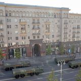 Kurzstrecken-Raketensysteme vom Typ Iskander-M sind der ganze Stolz des Kremls bei der diesjährigen Parade. Nichts käme dieser Waffe gleich, tönt es am Morgen auf allen Kanälen des Staatsfernsehens. Auf dem Bild sammeln sich die Raketensysteme auf dem Moskauer Pracht-Boulevard Twerskaja. 