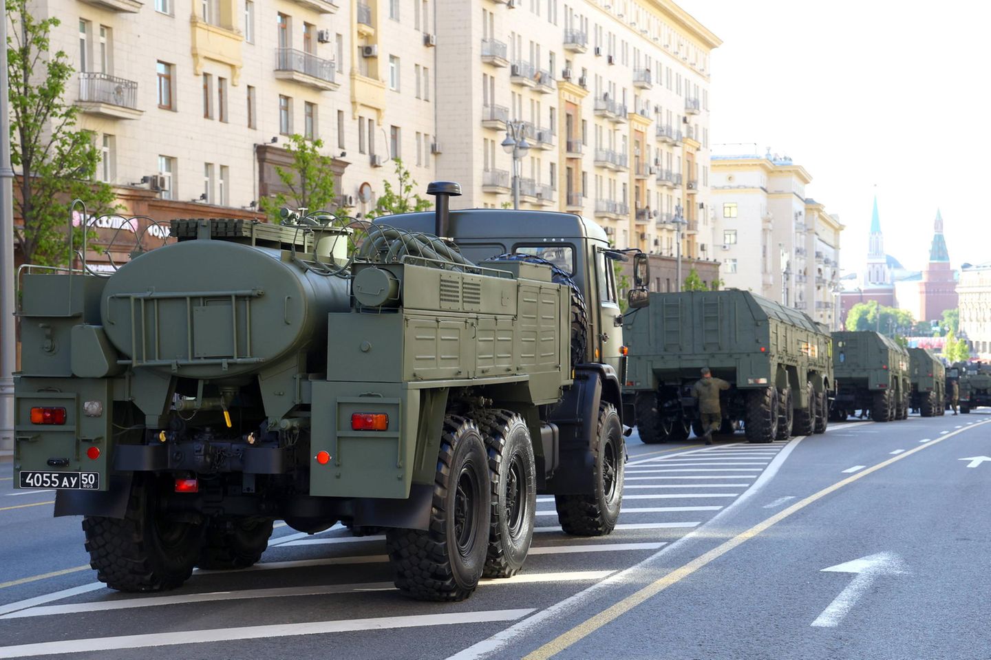 Die Parade dient in den letzten Jahrzehnten vor allem dazu, die Stärke des Regimes Putins zu demonstrieren. Ursprünglich war der Siegestag ein Fest der Erinnerung. 