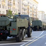 Die Parade dient in den letzten Jahrzehnten vor allem dazu, die Stärke des Regimes Putins zu demonstrieren. Ursprünglich war der Siegestag ein Fest der Erinnerung. 